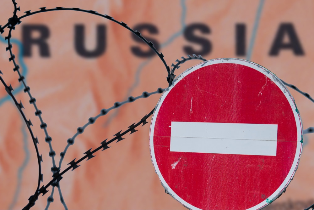 Юридичні питання щодо примусового виконання судових рішень або визнаних державою арбітражних рішень із використанням російських активів, арештованих або заморожених державами.
